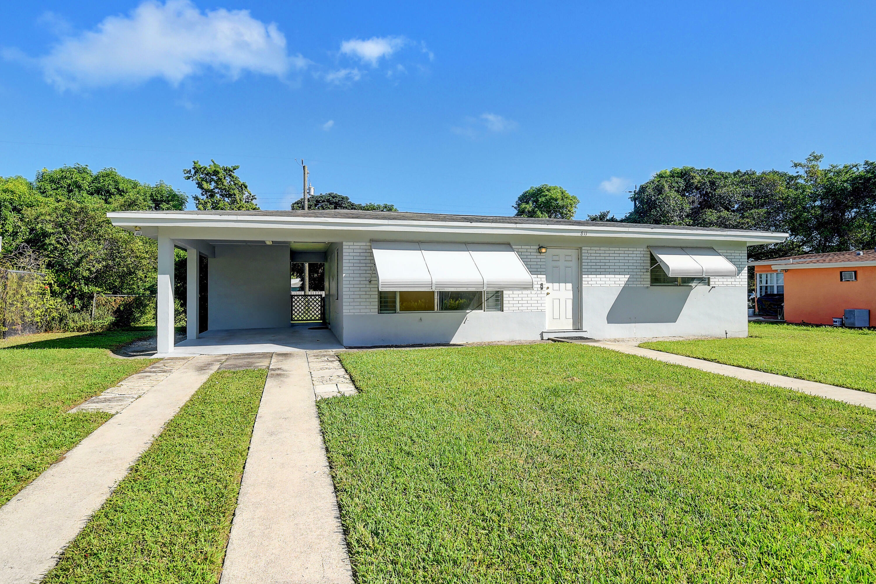 Property Photo: 811 SE 3rd Avenue FL 33483