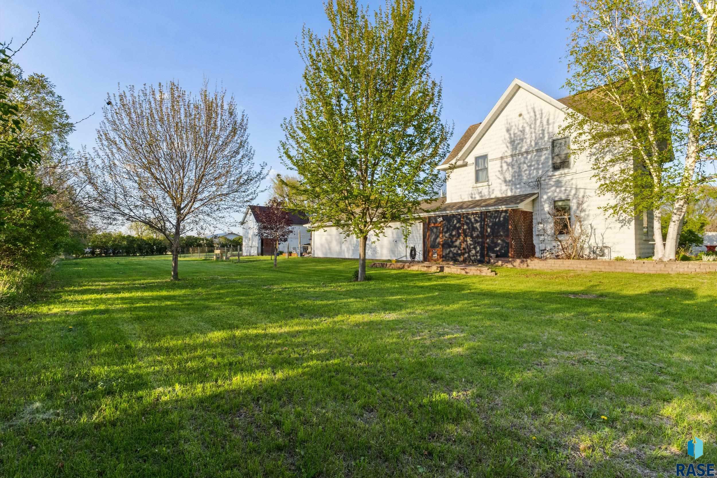 Property Photo: 802 W 3rd St SD 57013