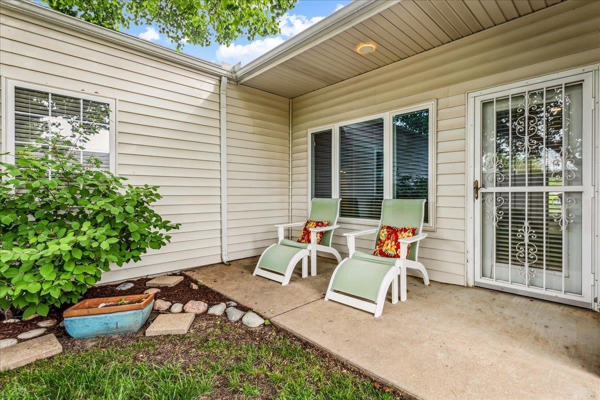 Property Photo: 822 N Glenmoor Dr KS 67206