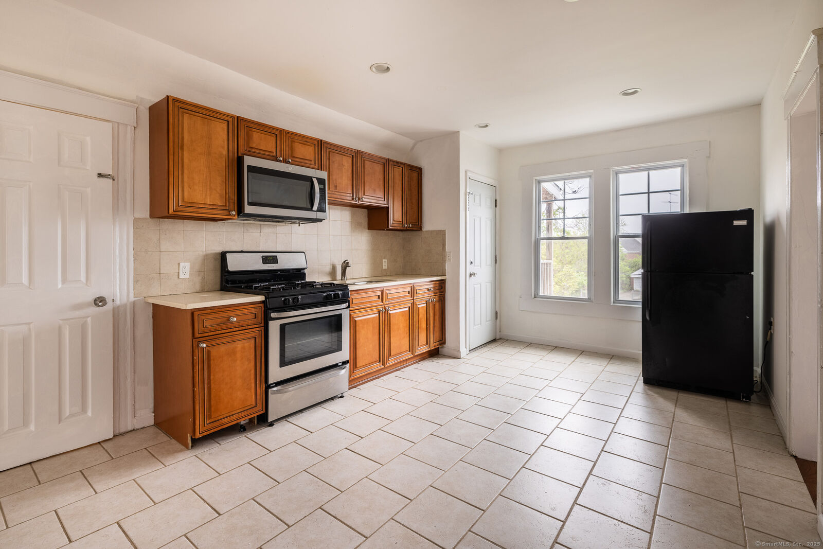 Property Photo: 239 Parrott Avenue 3rd Floor CT 06606