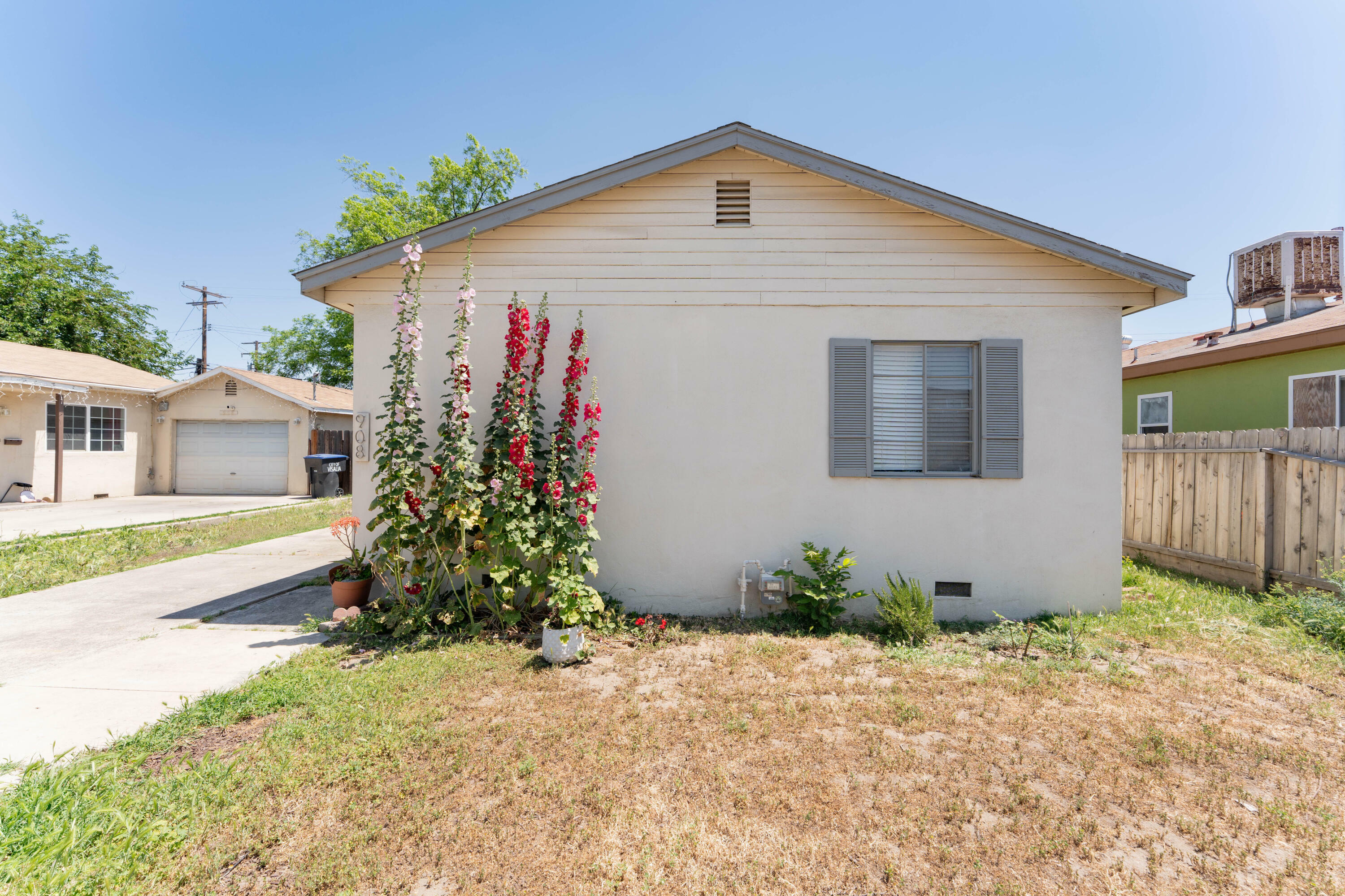 Property Photo: 908 S Santa Fe Street CA 93292