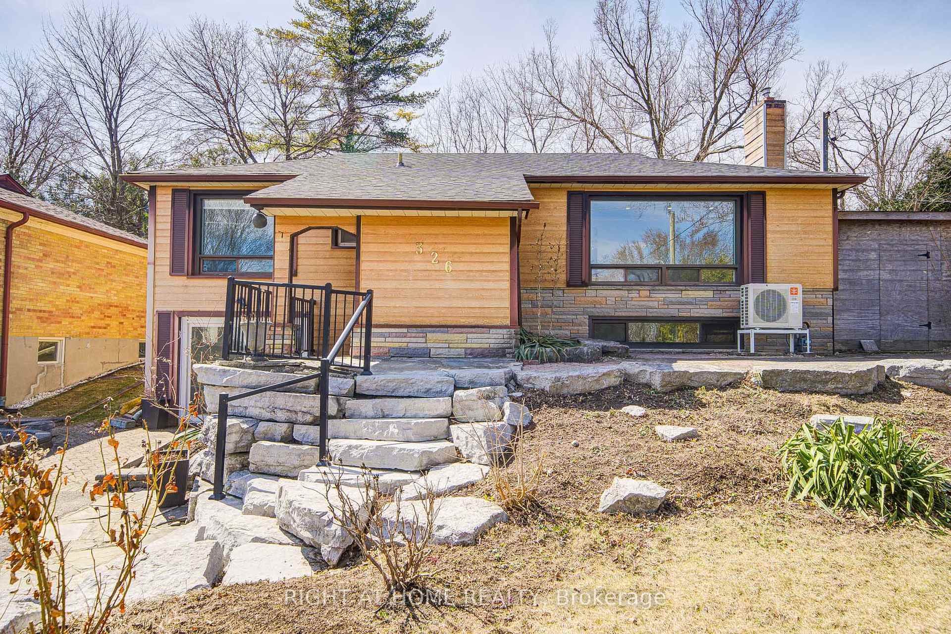 Photo de la propriété: 326 Jaybell Grove ON M1C 2X5