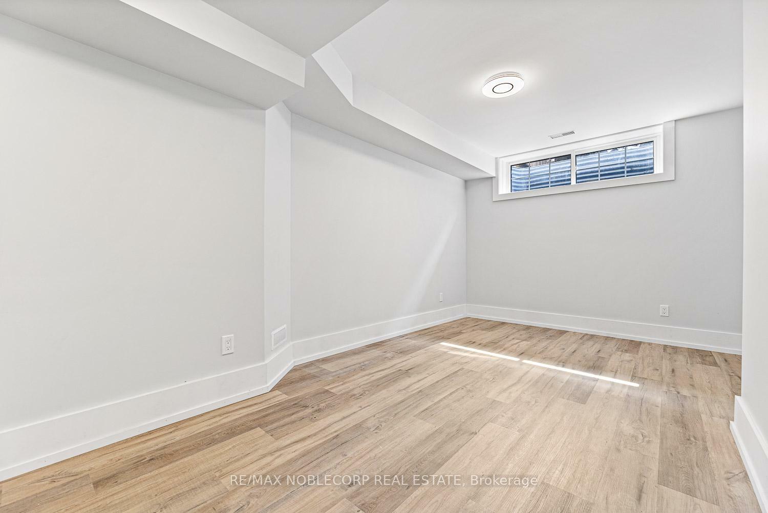 Photo de la propriété: 108 Enderby Road 4 ON M4E 2S5