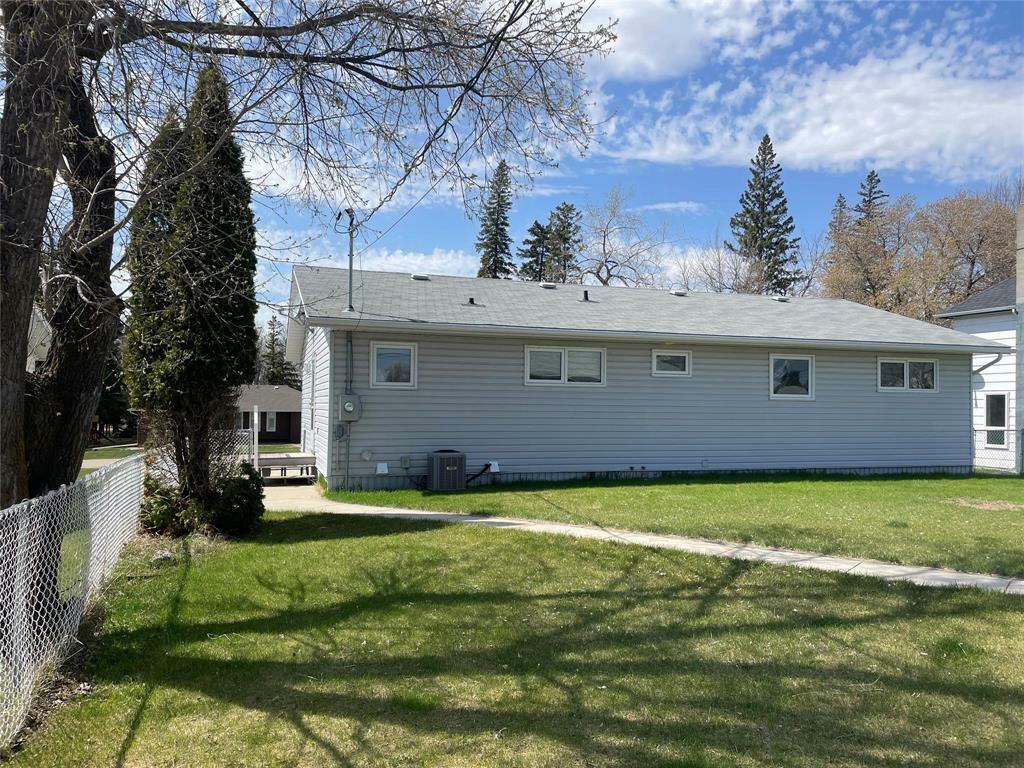 Property Photo:  207 South Chestnut Street  MB R0J 1Z0 