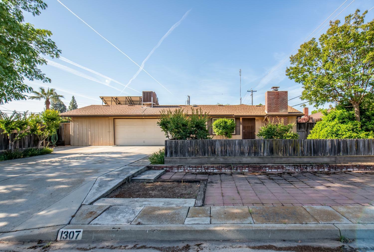 Property Photo: 1307 E Portals Avenue CA 93710