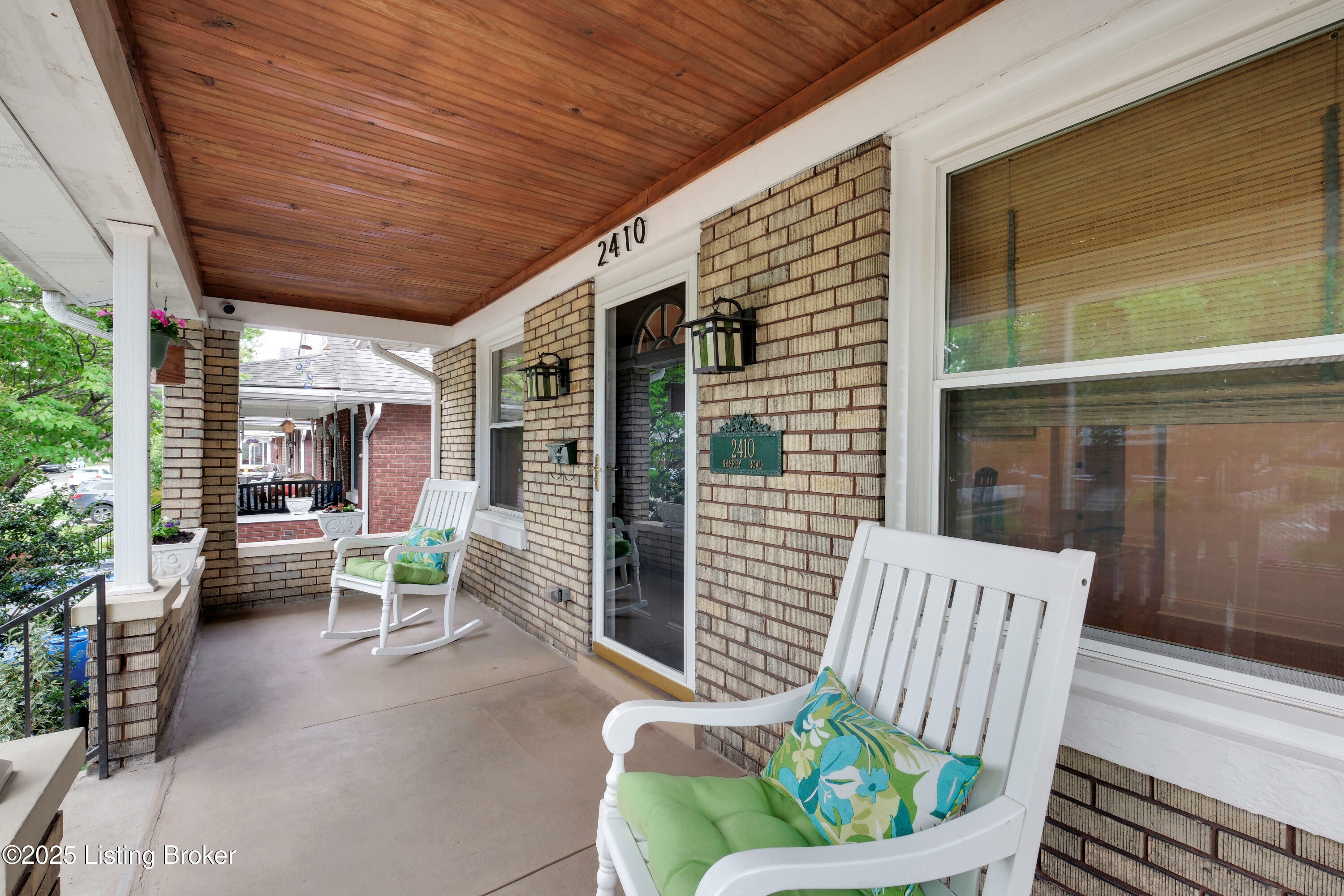 Property Photo: 2410 Sherry Rd KY 40217