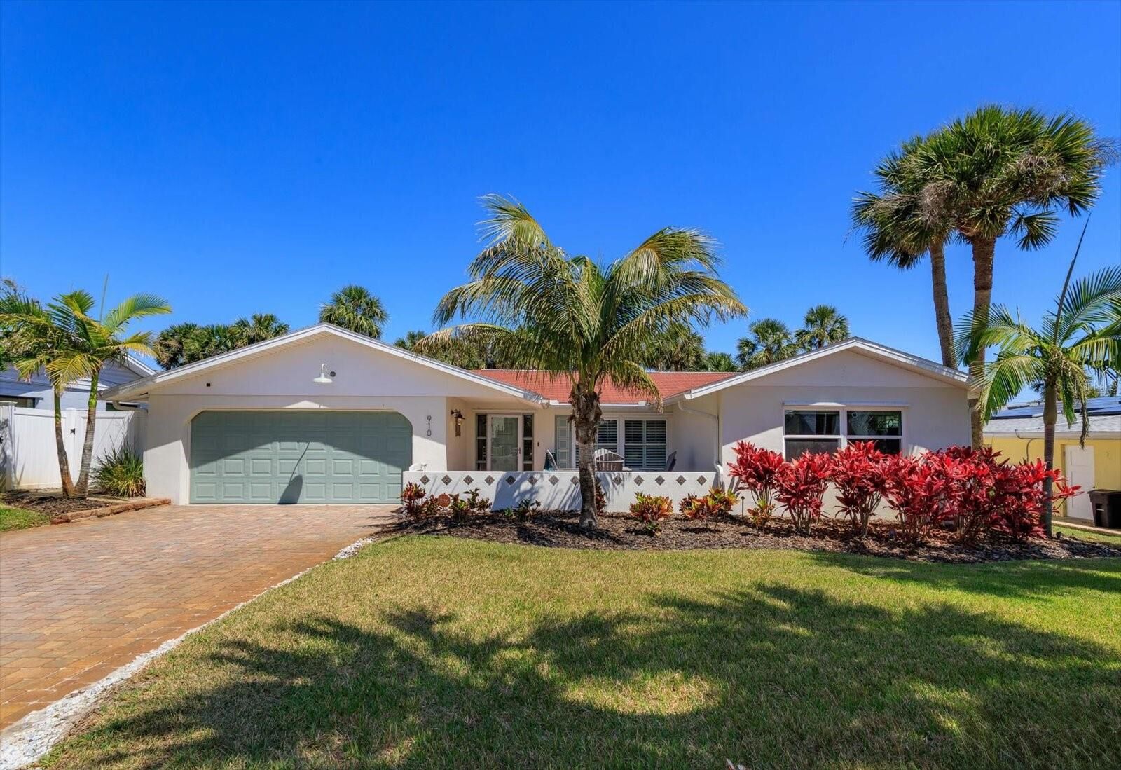 Property Photo:  910 Locust Street  FL 32169 