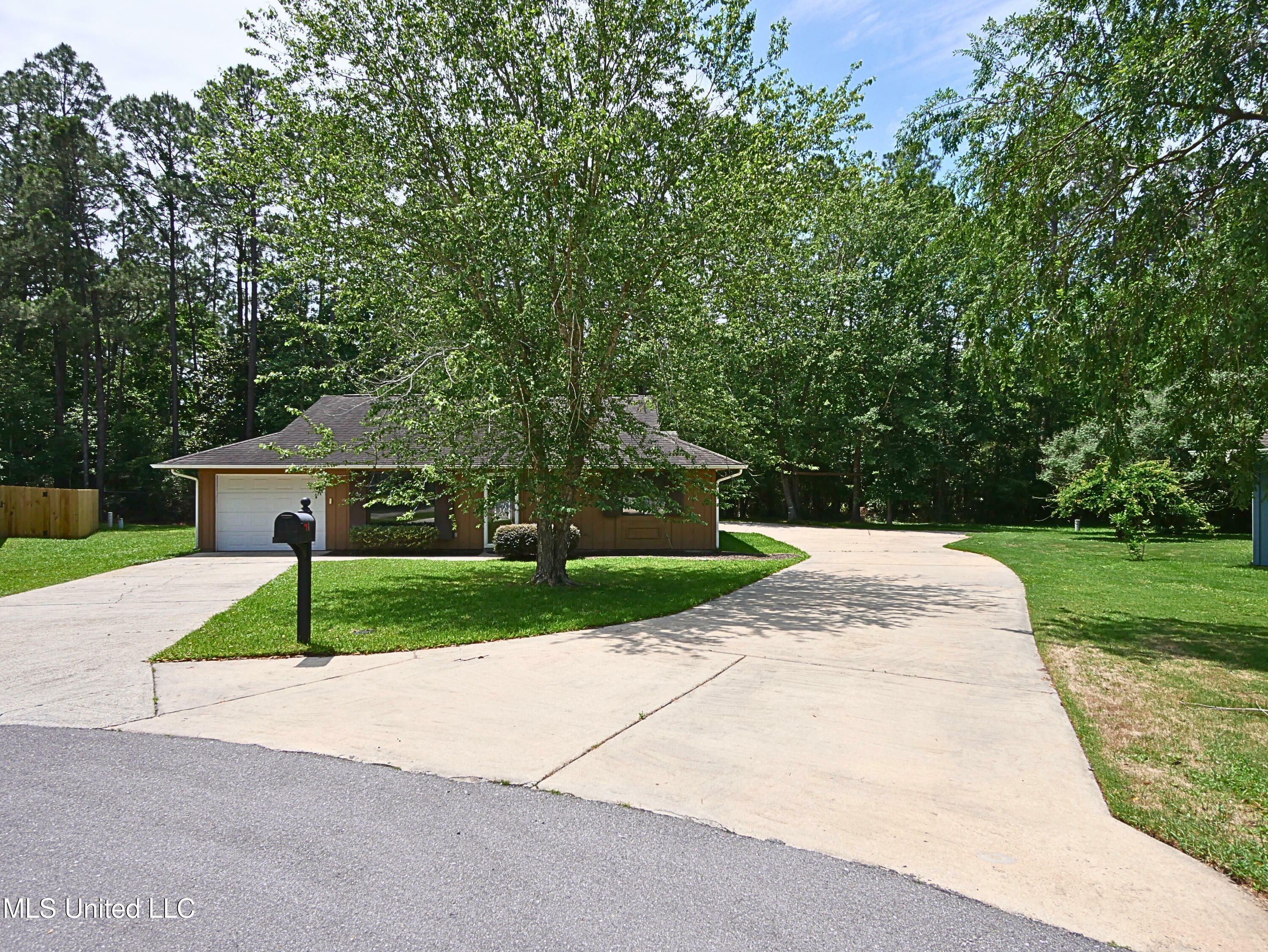 Property Photo: 4 Live Oak Court MS 39525