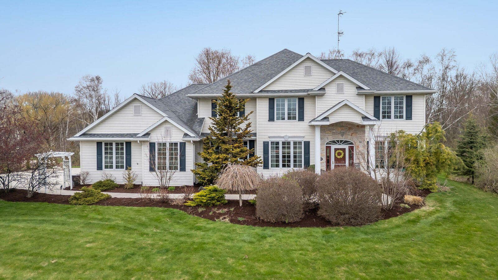 Property Photo:  5203 Skylark Dr  WI 53083 