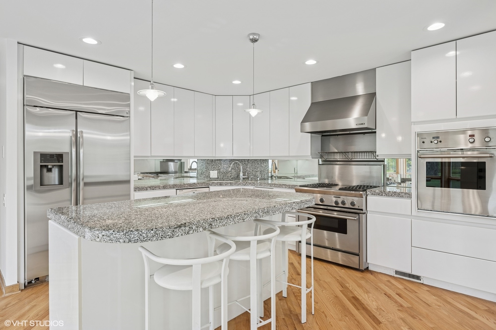 Property Photo: 1000 Blackhawk Lane IL 60015