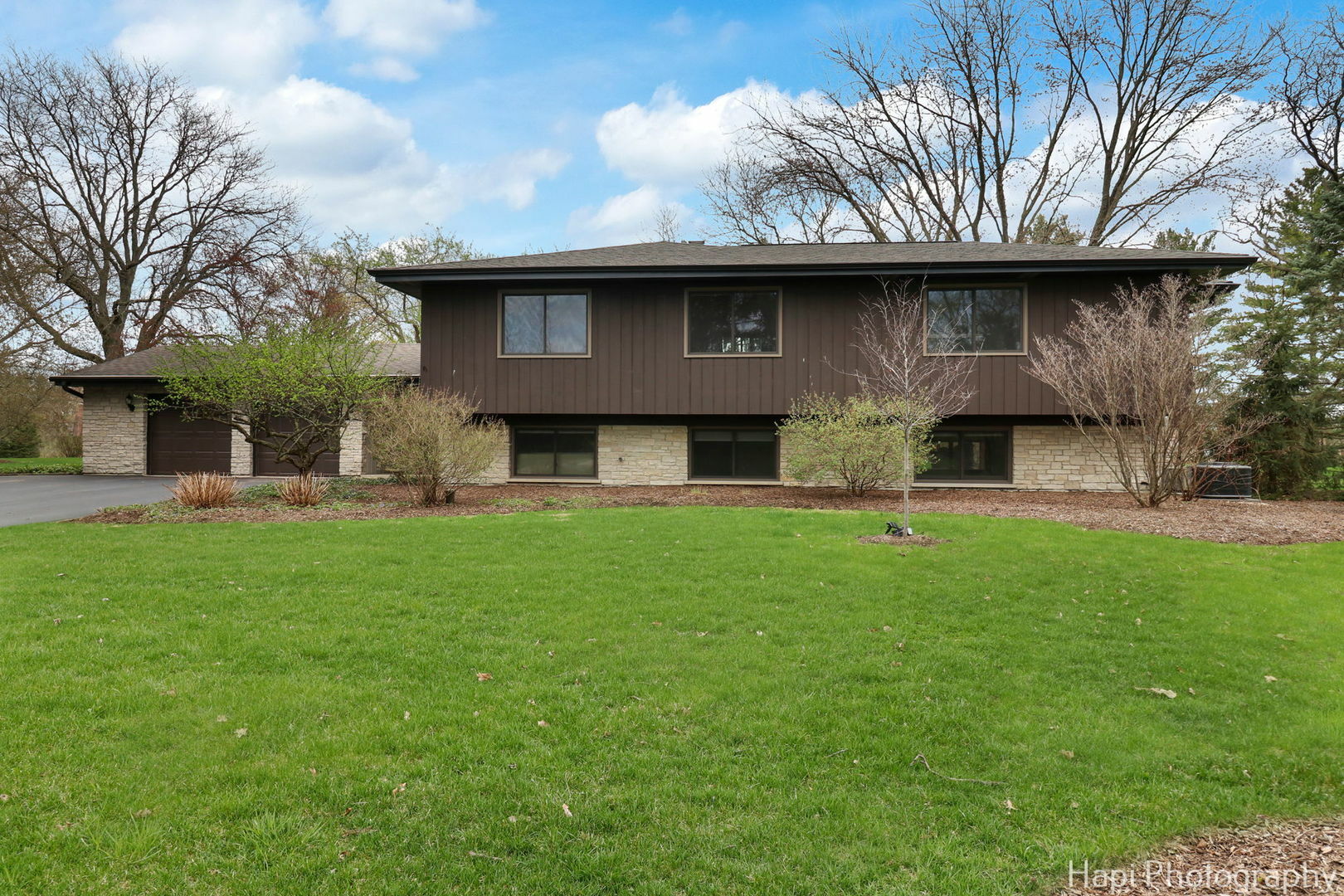 Property Photo: 16 Eton Court IL 60010
