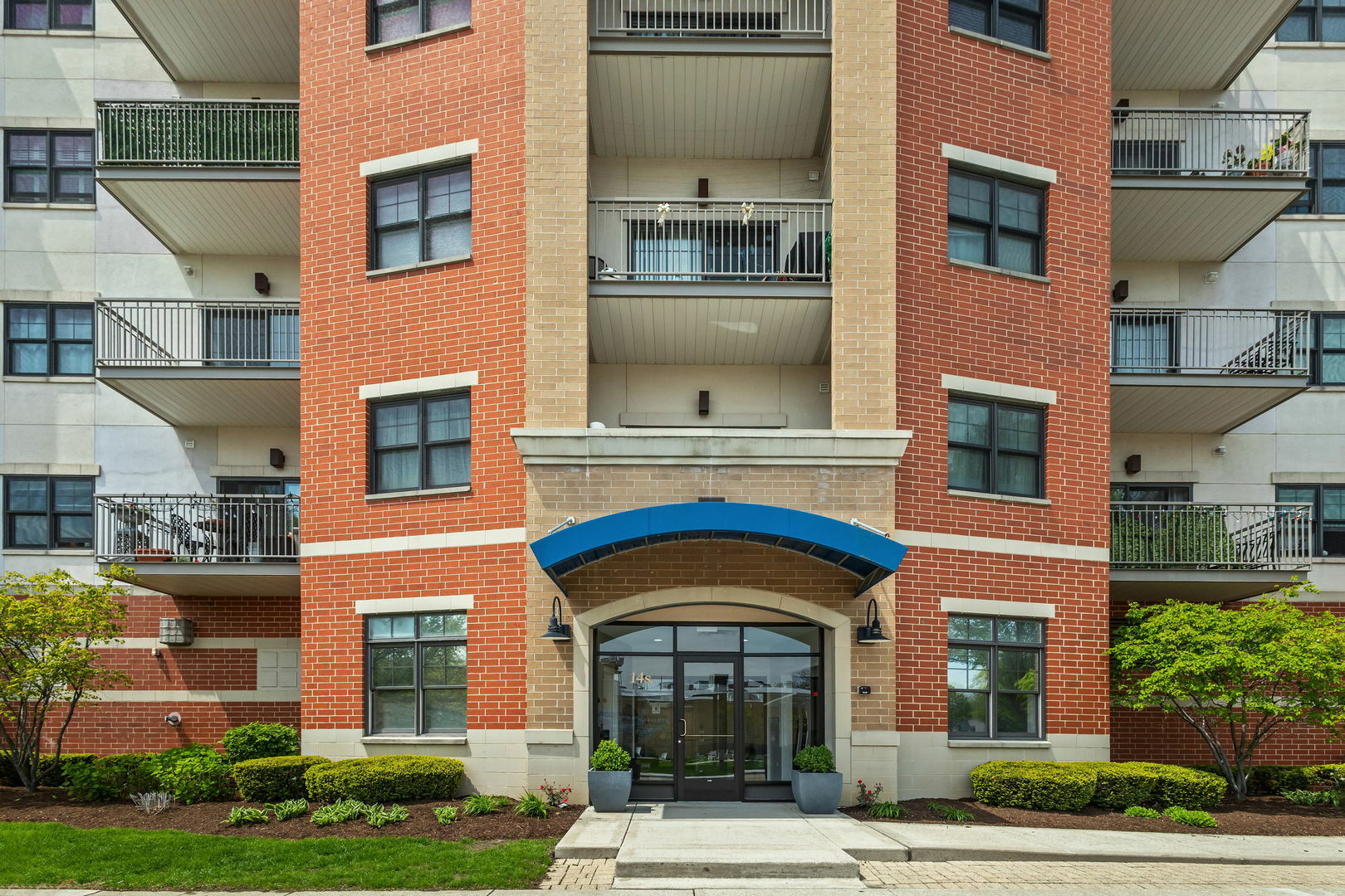 Property Photo: 14 S Prospect Street 504 IL 60172