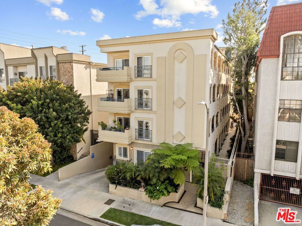 Property Photo: 2045 S Bentley Avenue 101 CA 90025