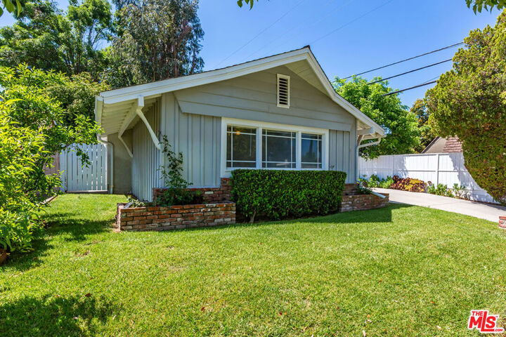 Property Photo:  21924 Buena Ventura Street  CA 91364 