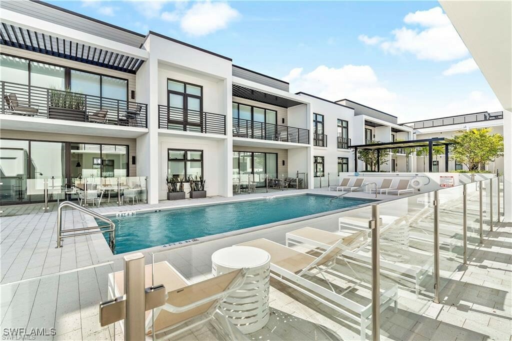 Property Photo: 850 Central Avenue 202 FL 34102