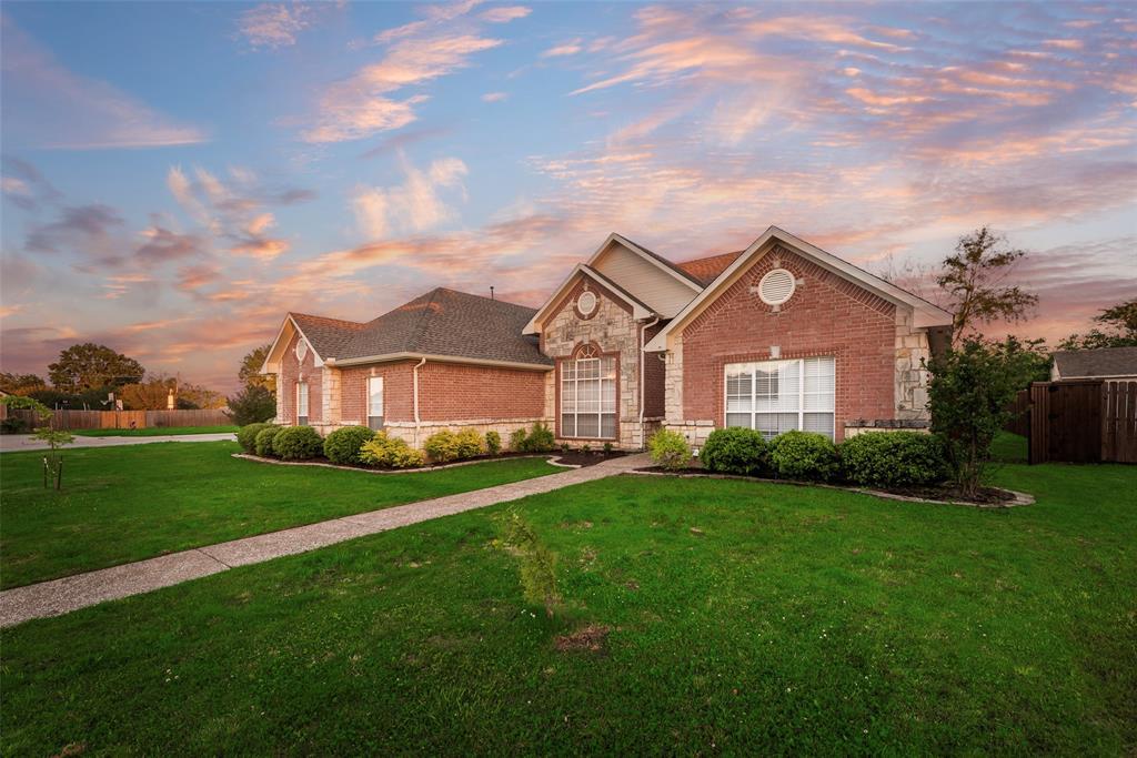 Property Photo: 609 Acorn Street TX 76258