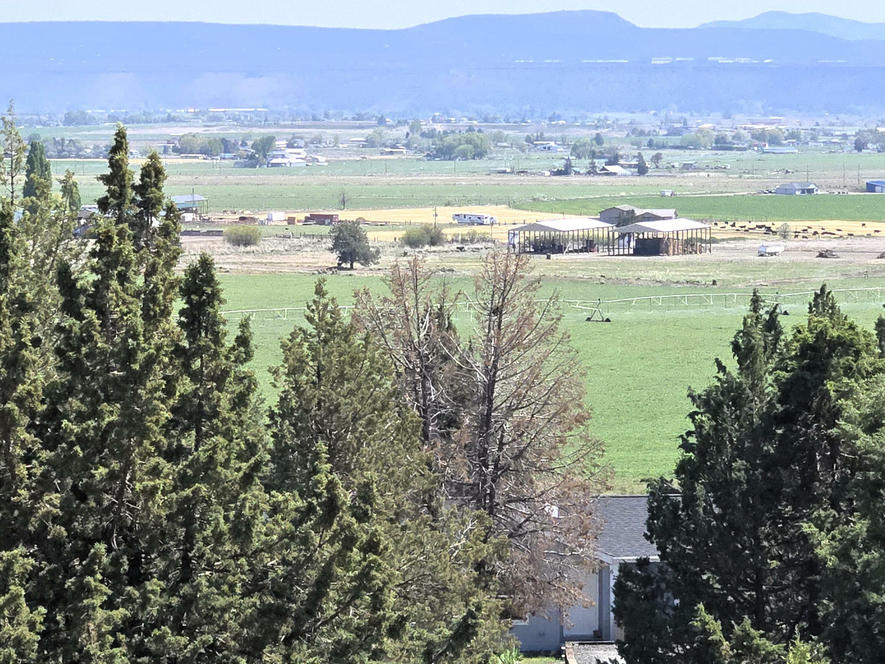 Property Photo: 6241 NW Foster Street OR 97754