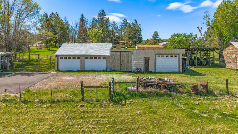 Property Photo: 4410 Hwy 39 OR 97603