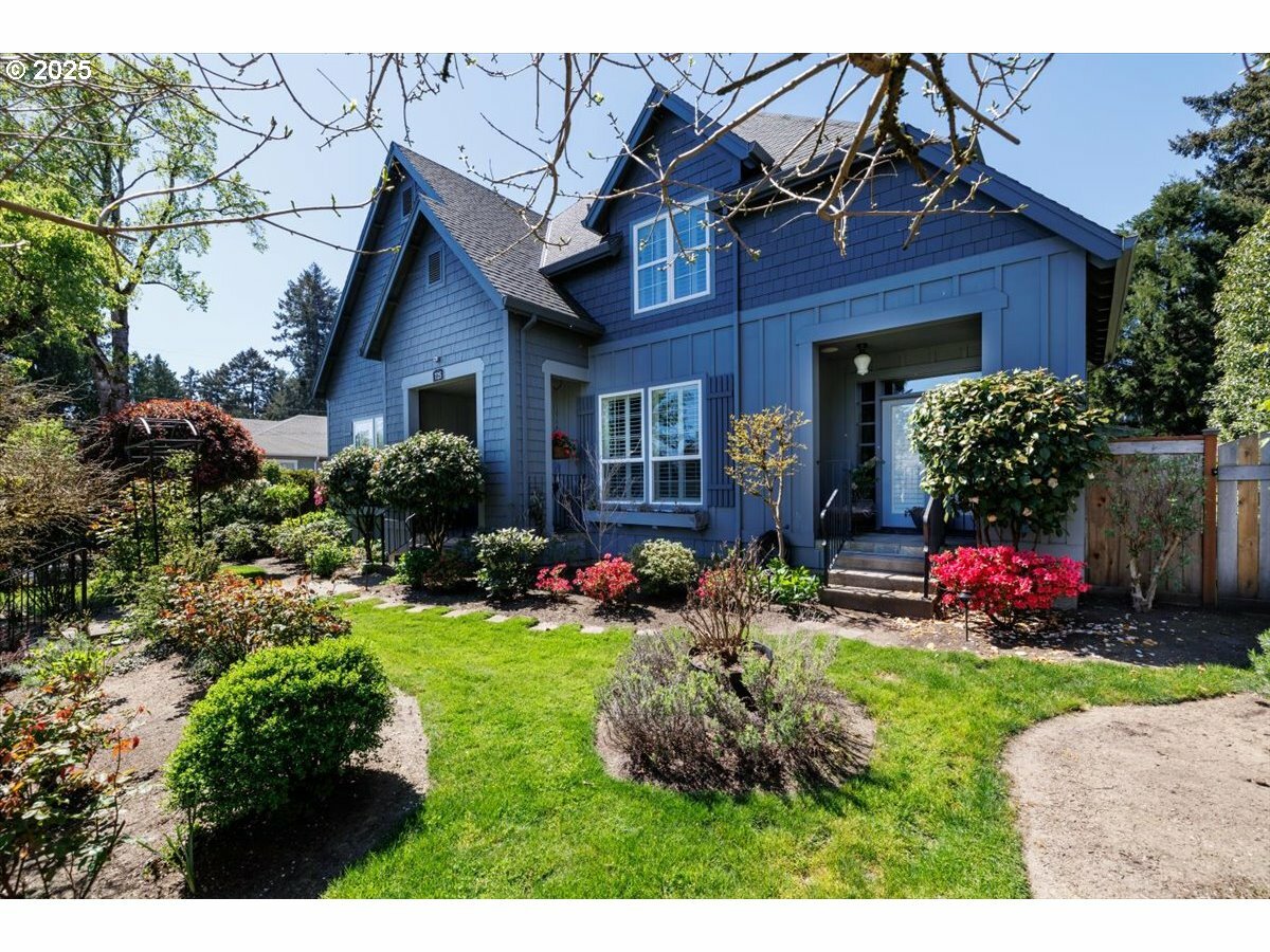Property Photo: 725 E Ave OR 97034