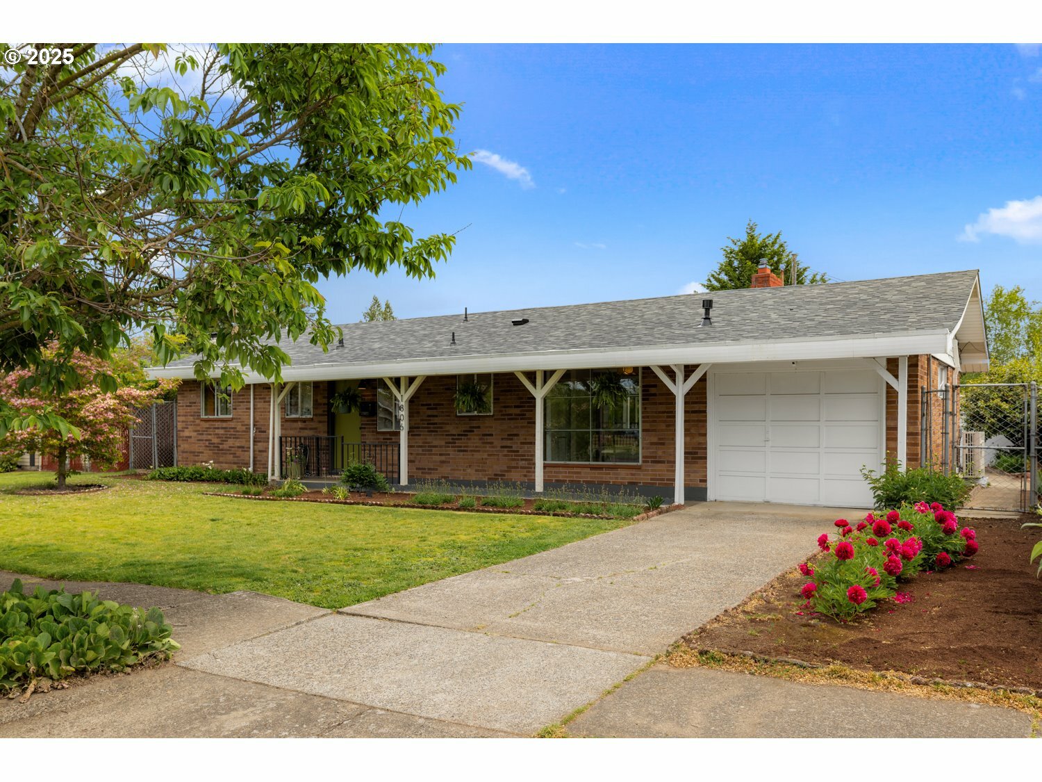 Property Photo: 1806 SE 97th Ave OR 97216