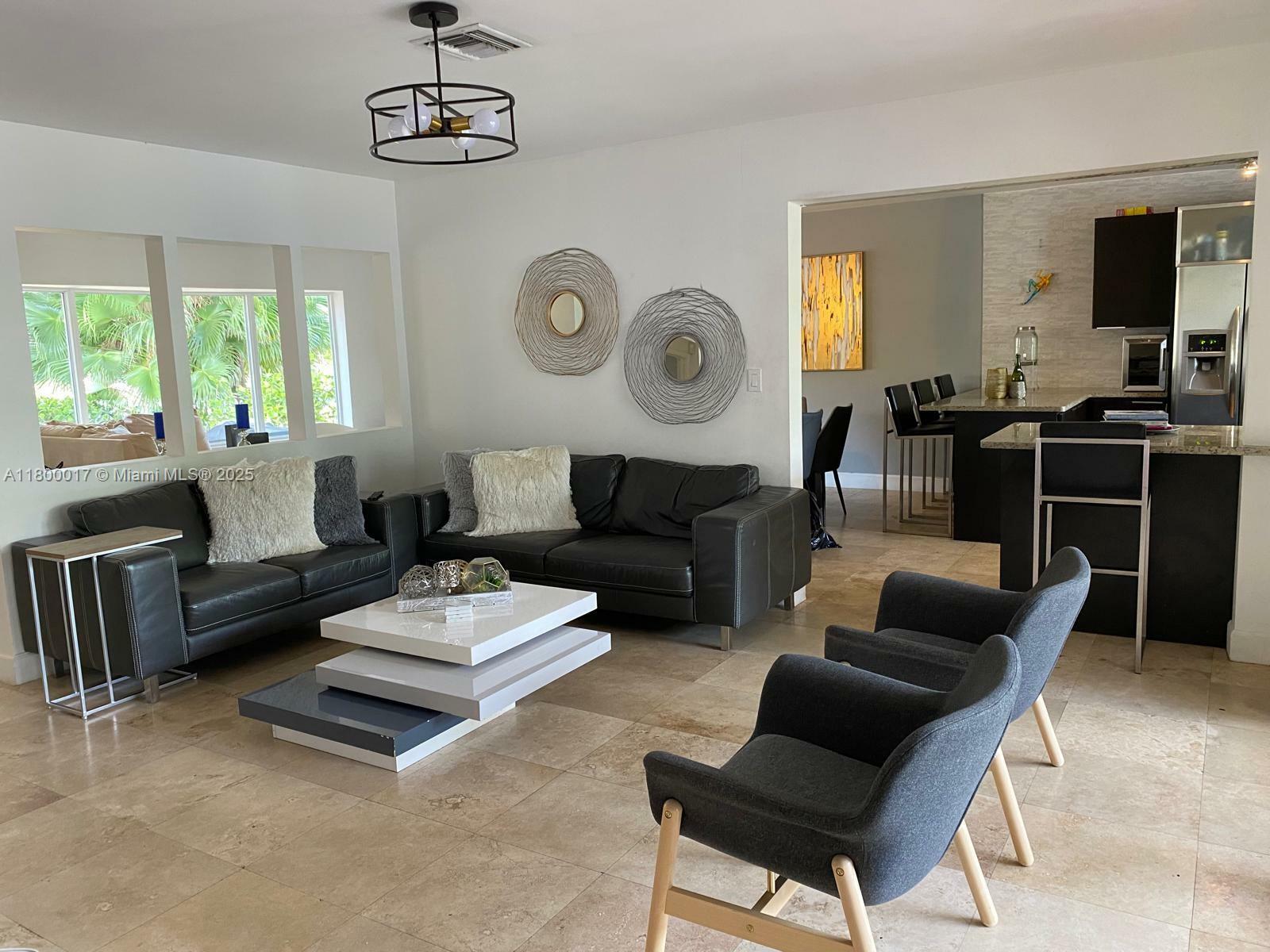 Property Photo: 1103 Washington St FL 33019