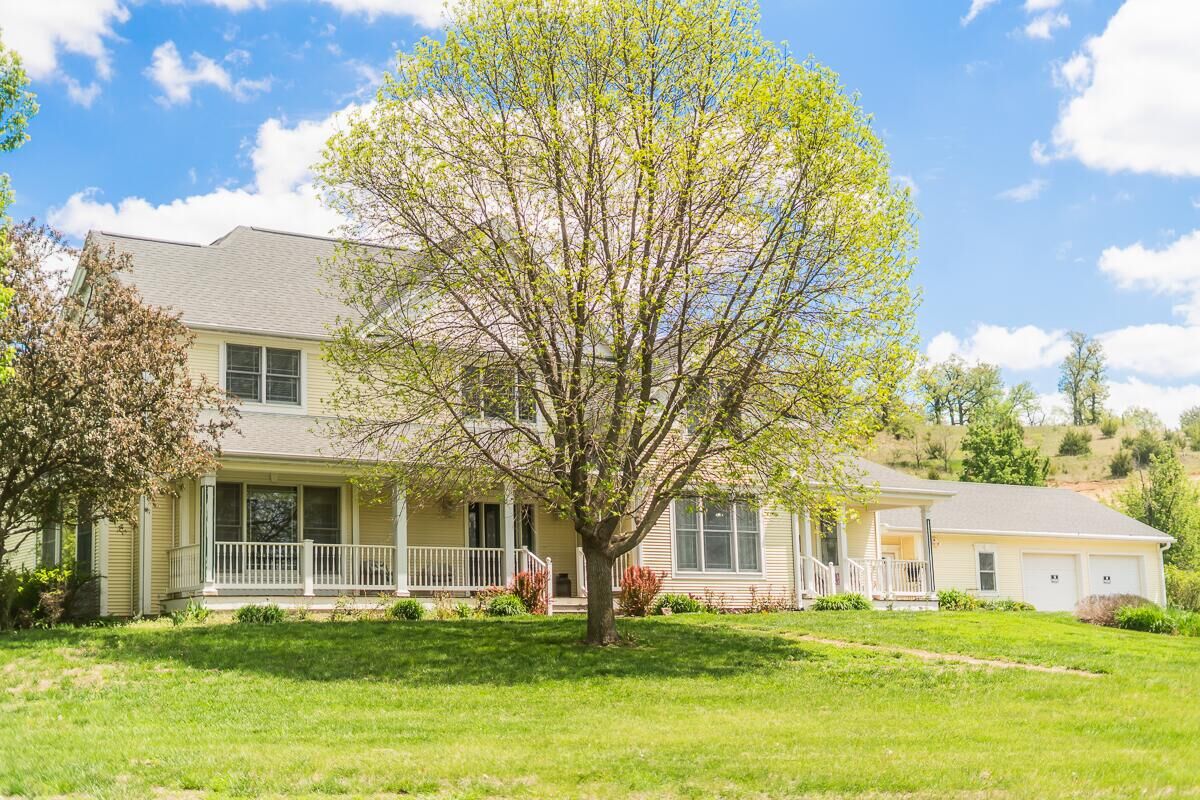 Property Photo:  2048 Horse Creek Rd Road  IA 51652 