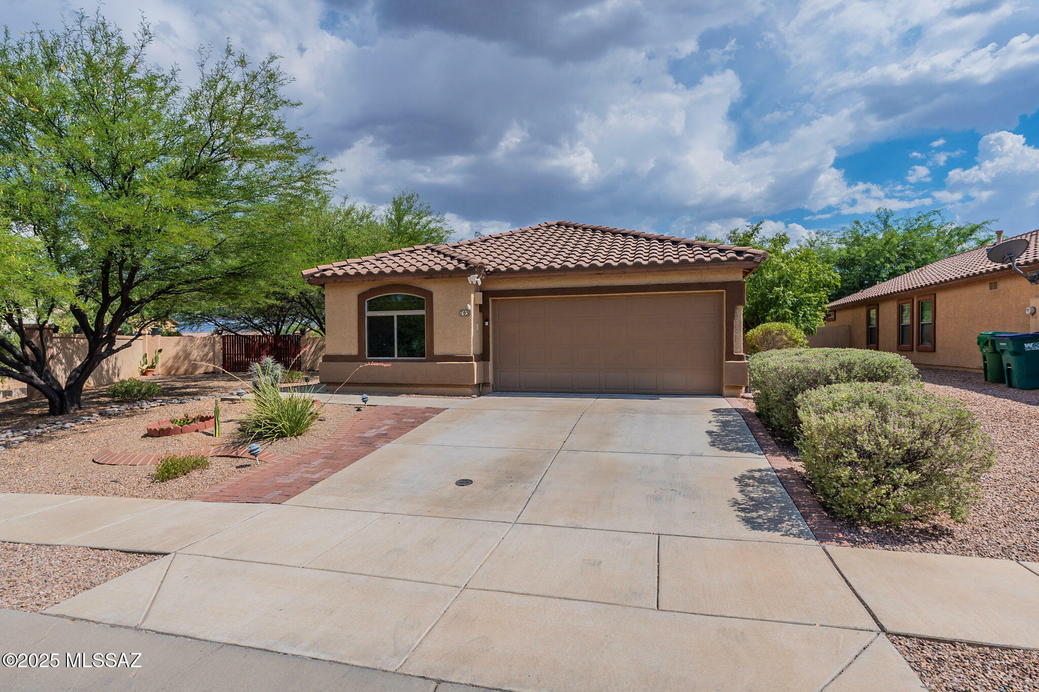 Property Photo: 703 W Calle Coroza AZ 85629