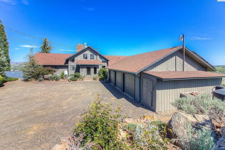 Property Photo: 541 Basalt Springs Way WA 98937