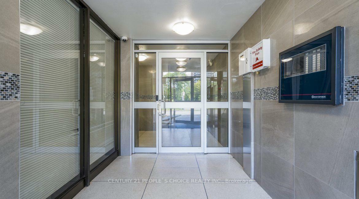 Photo de la propriété: 6161 Bathurst Street ON M2R 1Z5