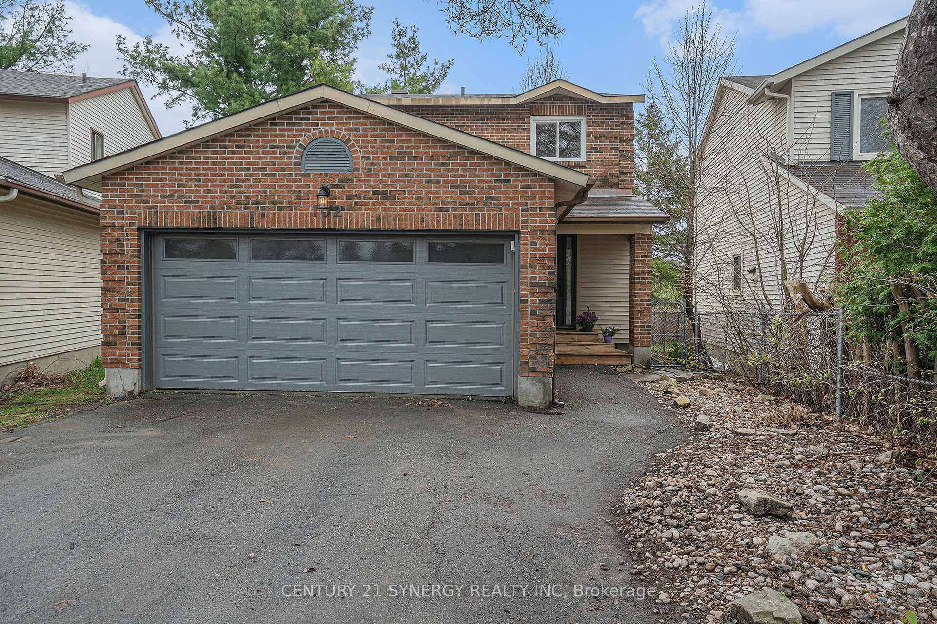 Photo de la propriété: 102 Coolspring Crescent ON K2E 7M8