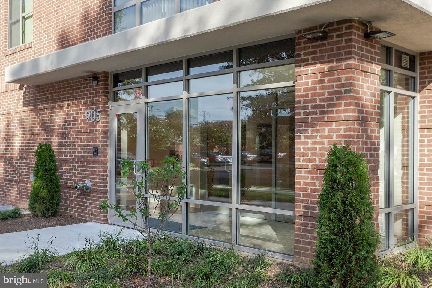 Property Photo: 905 N Jackson Street N 203 VA 22201
