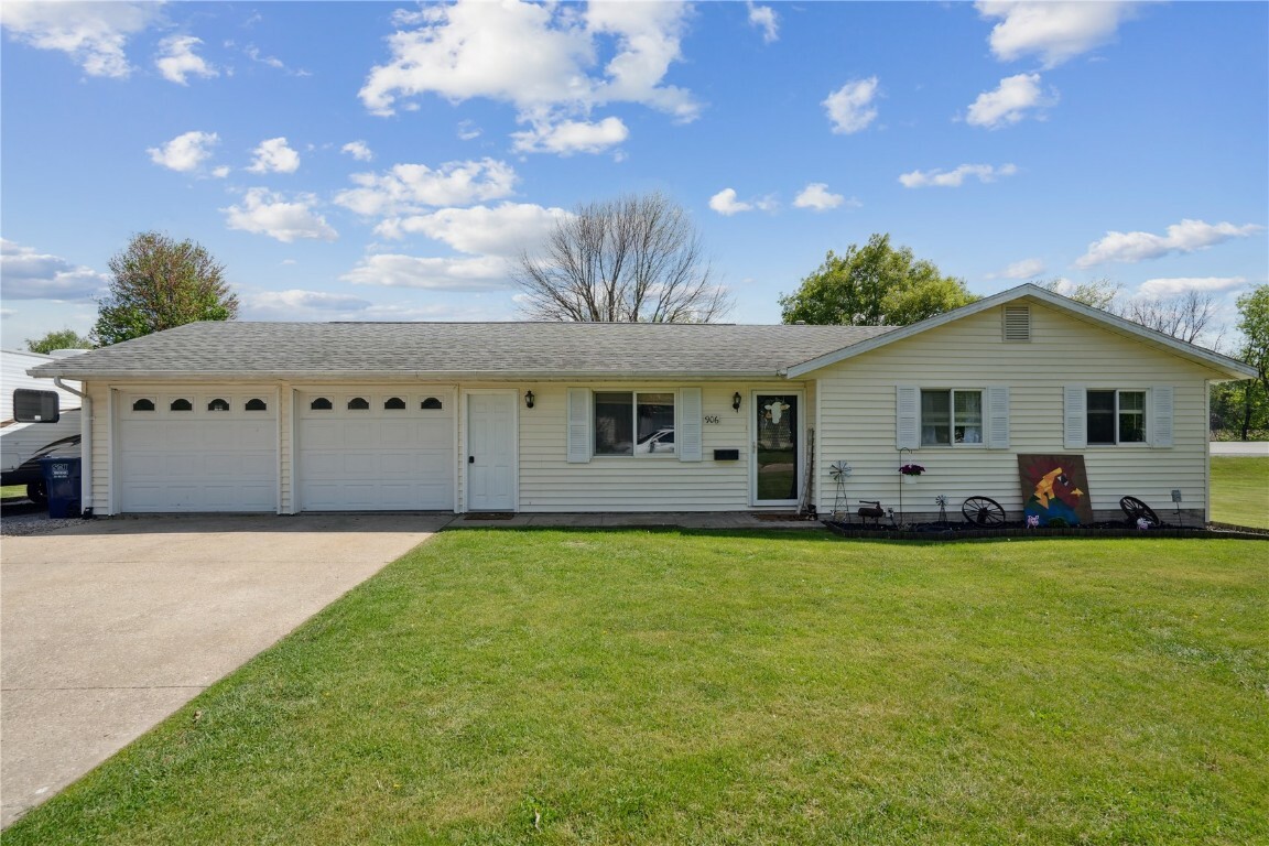 Property Photo: 906 W 18th Street IA 52349