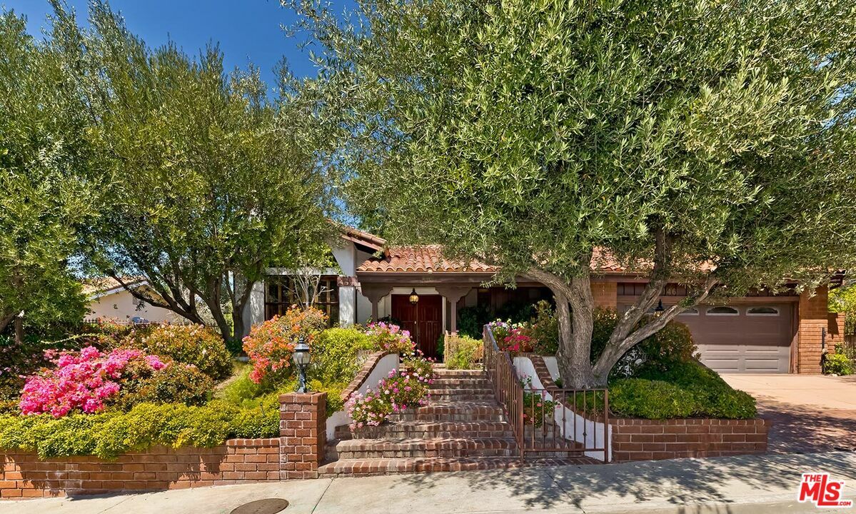 Property Photo: 3146 Hutton Dr CA 90210