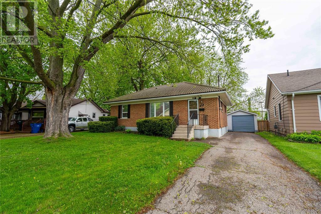 Photo de la propriété: 42 Warwick Drive ON N8A 3N4