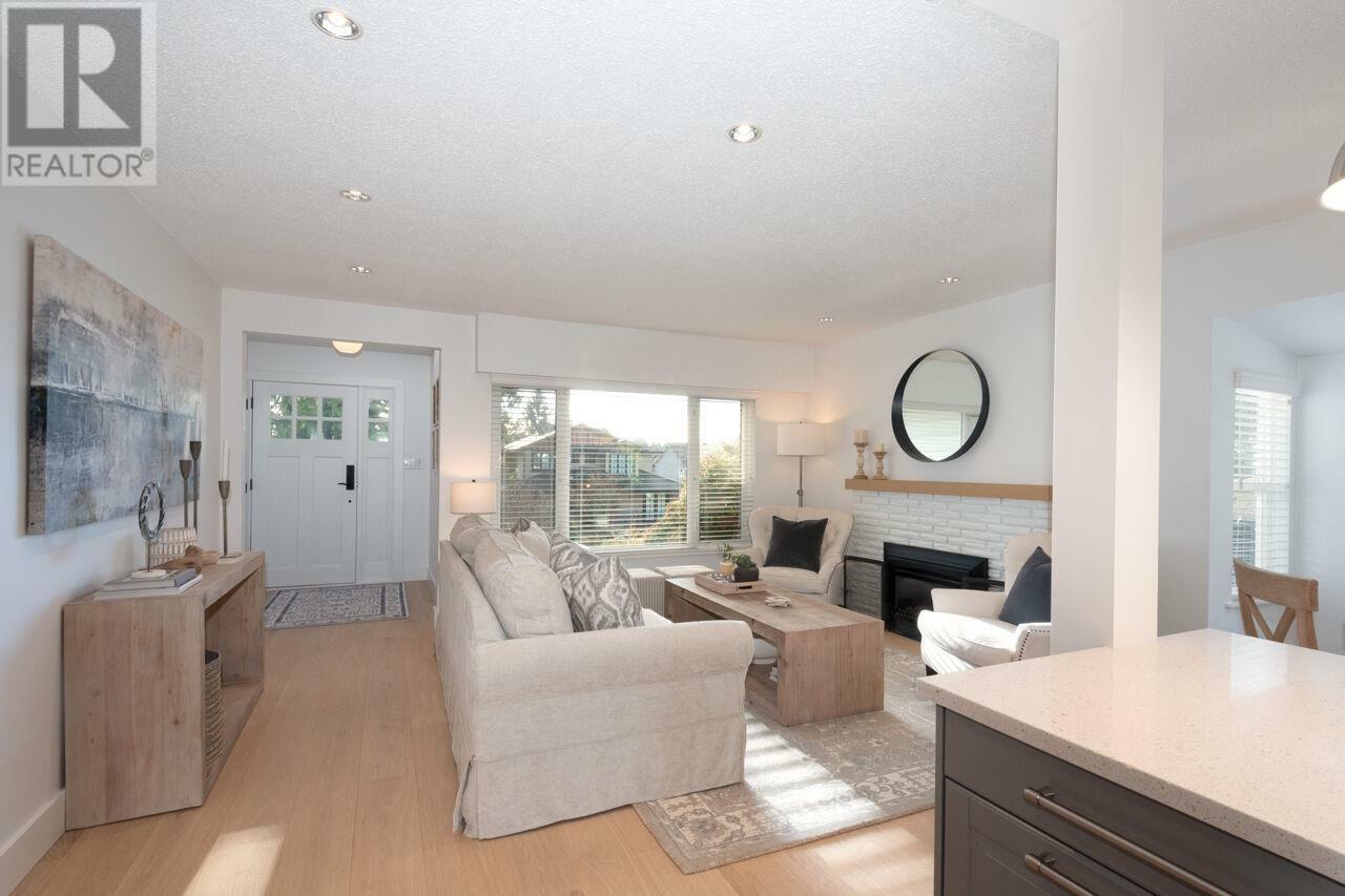 Property Photo: 416 West 26th Street BC V7N 2G8