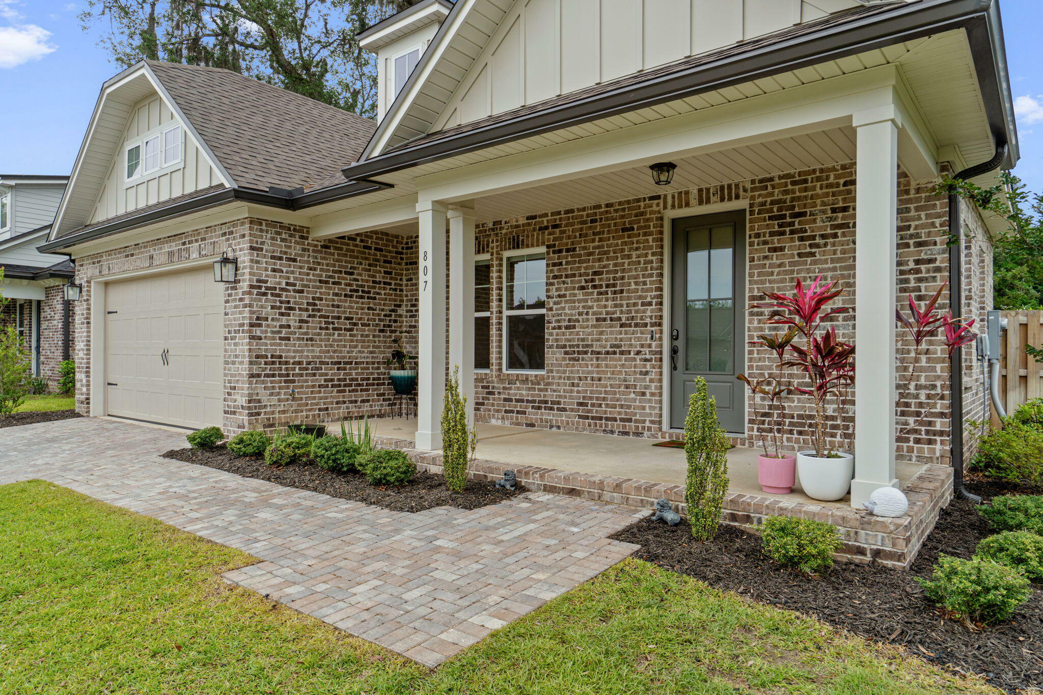 Property Photo: 807 Raihope Way FL 32578