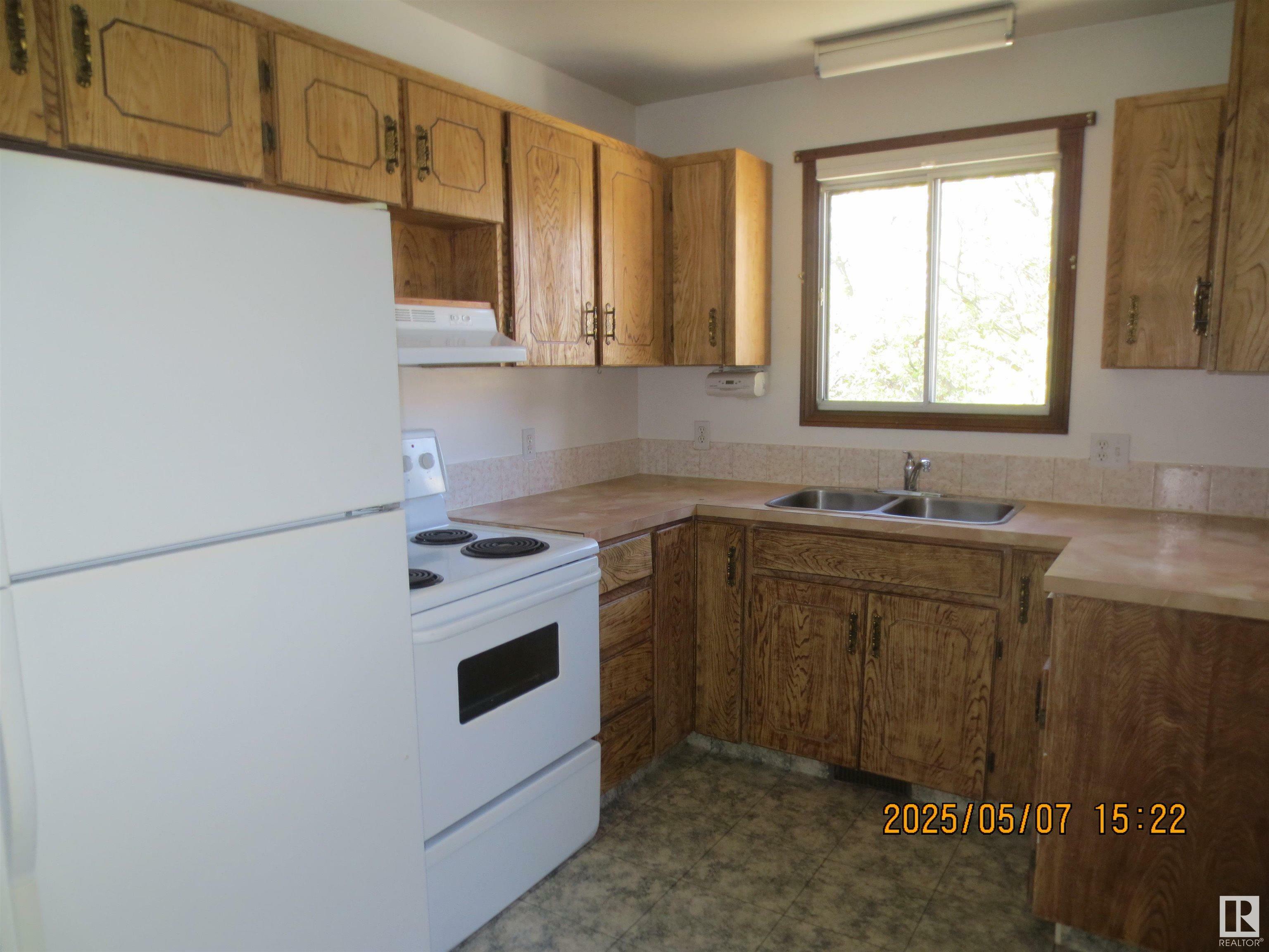 Property Photo: 5106 6 Avenue AB T7E 1T5