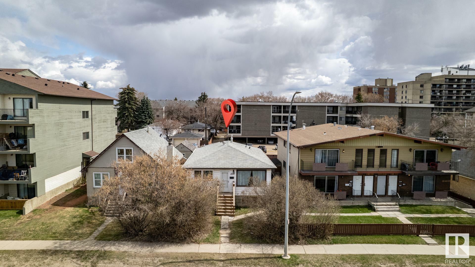Photo de la propriété: 12917 66 Street NW AB T5C 0A6