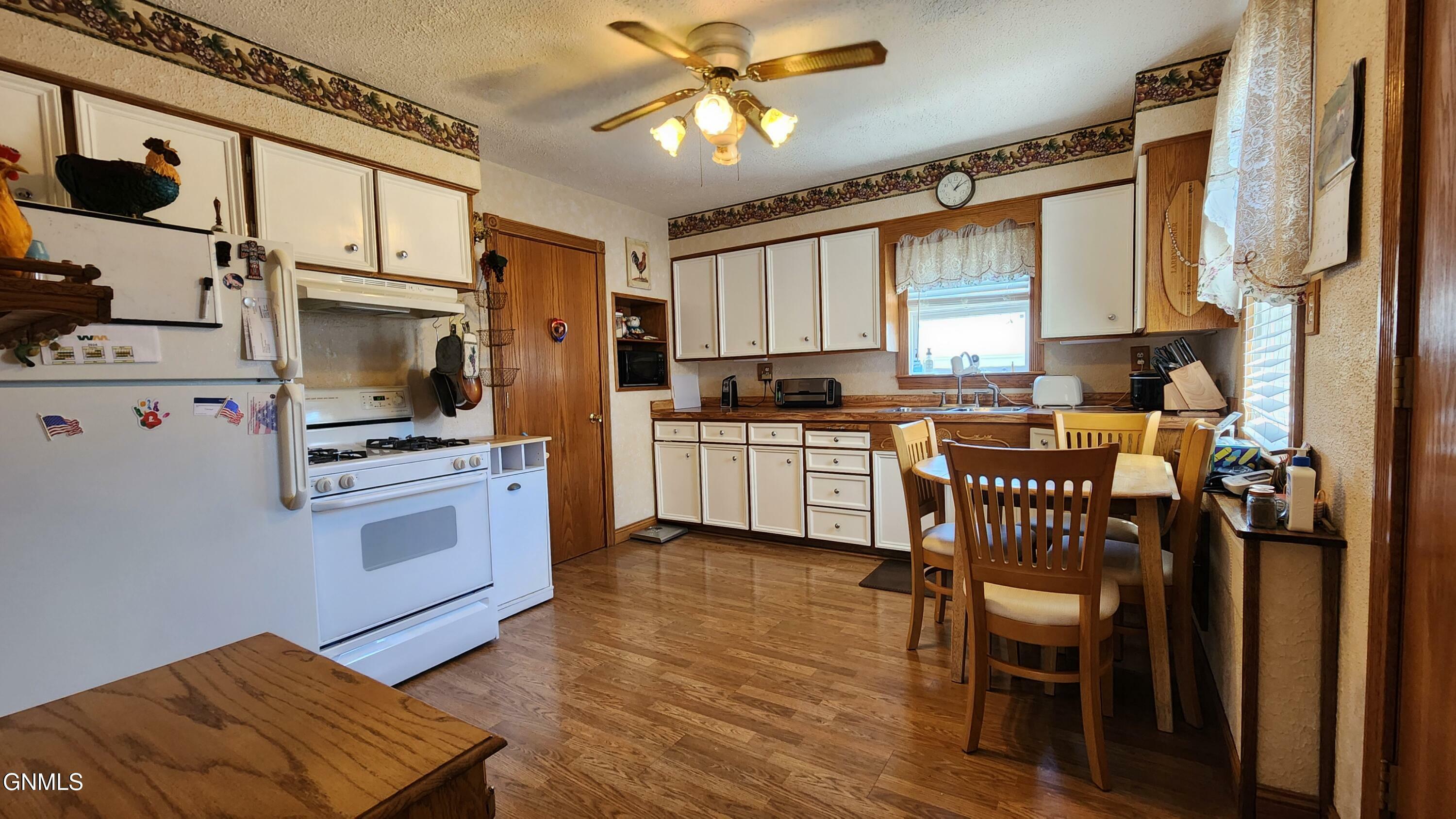 Property Photo: 210 9th Avenue SW ND 58554