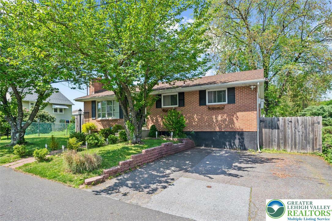 Property Photo: 1611 Cardinal Drive PA 18015