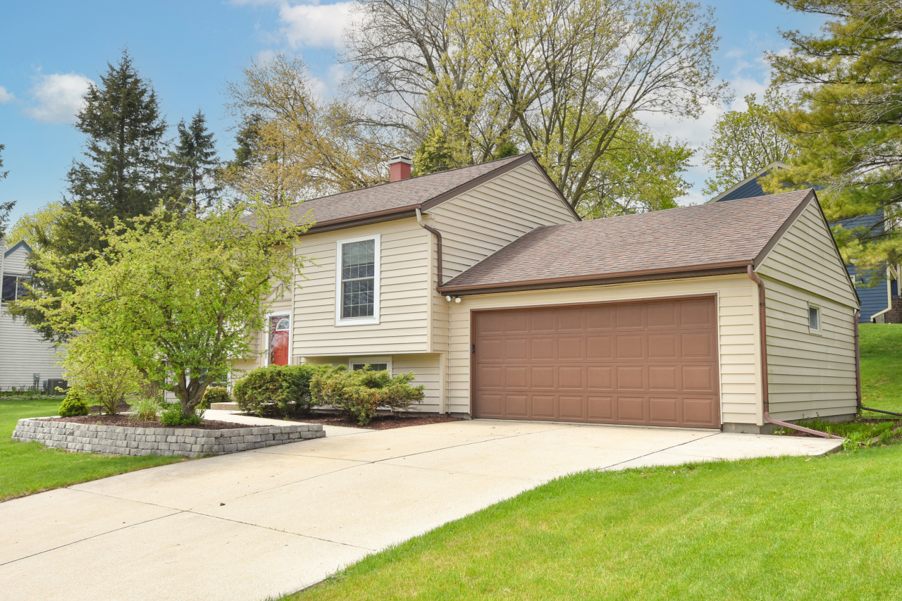 Property Photo: 1885 Blackhawk Dr WI 53024