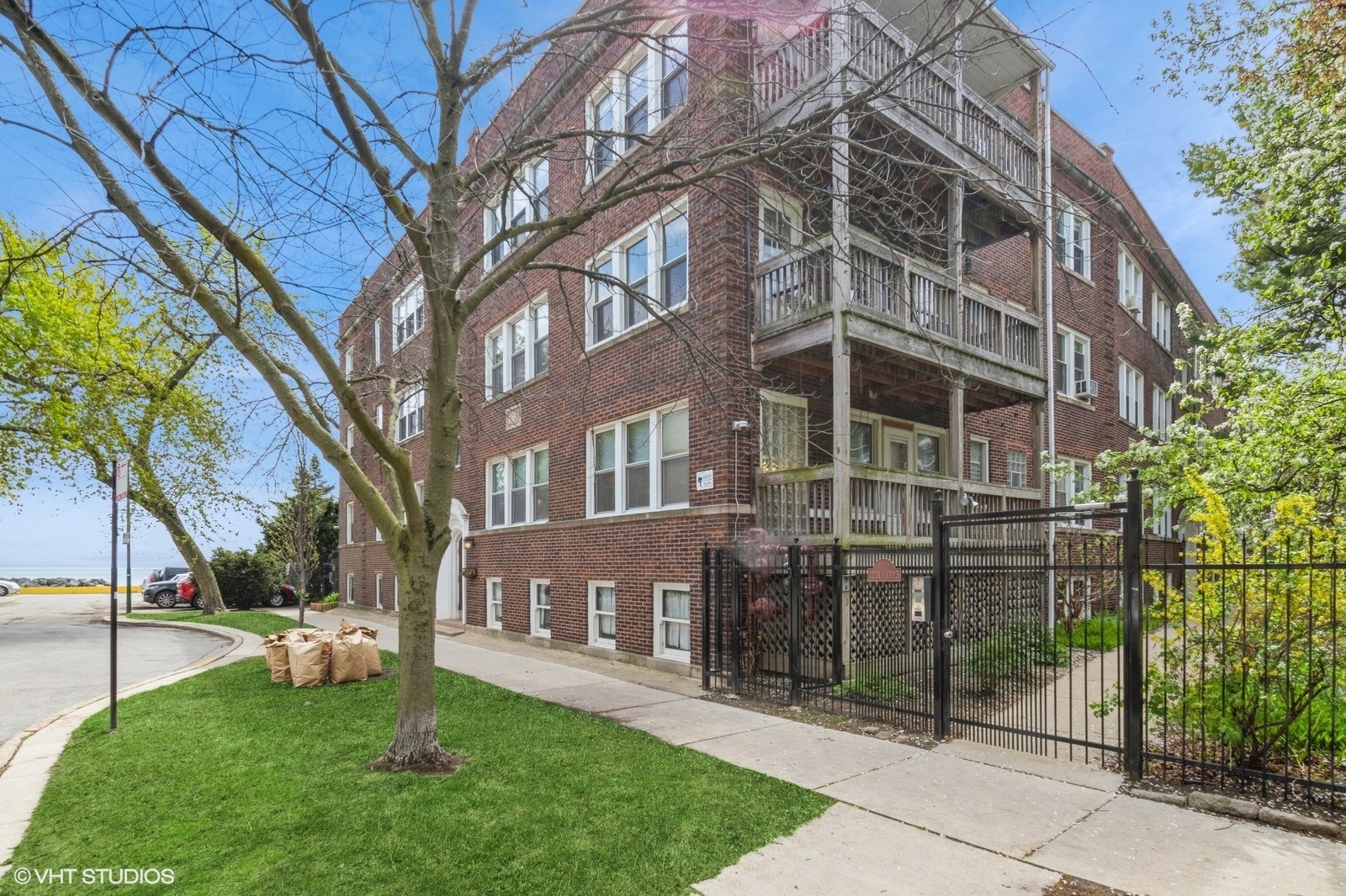 Property Photo: 1225 W Jarvis Avenue 3 IL 60626