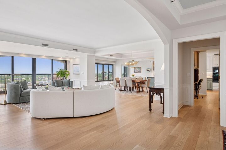 Property Photo:  1201 Yale Place 2102  MN 55403 