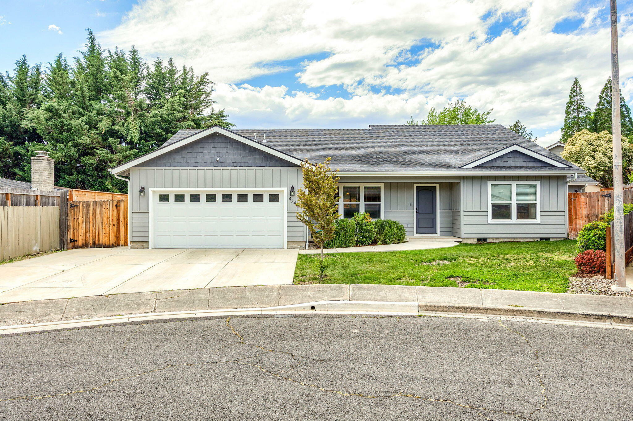 Property Photo: 434 Bowmont Circle OR 97504