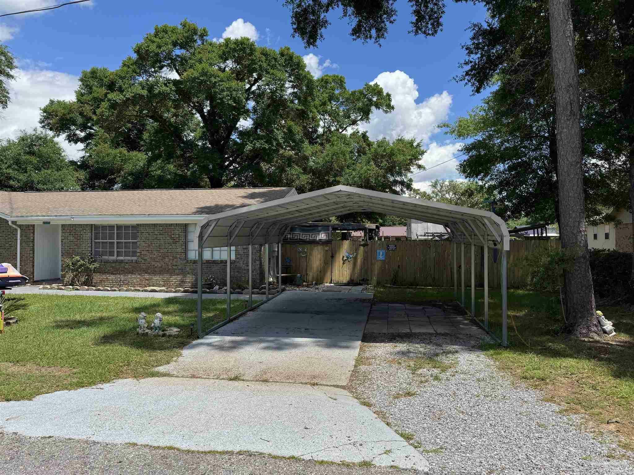 Property Photo: 6535 Kennington Cir FL 32570