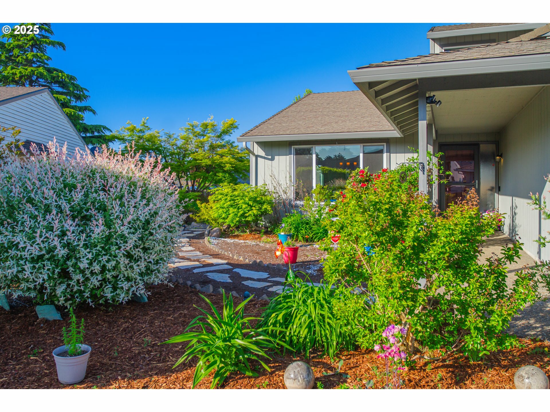 Property Photo: 14873 NE Tillamook St OR 97230