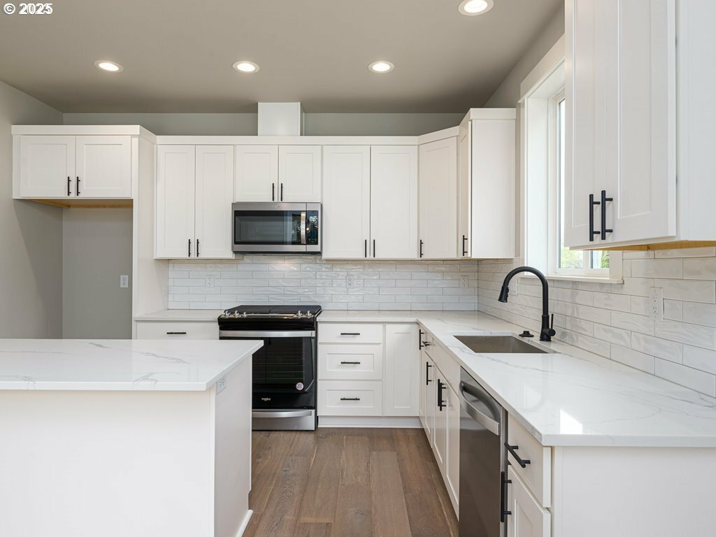 Property Photo: 2263 SW Phyllis Pl OR 97080