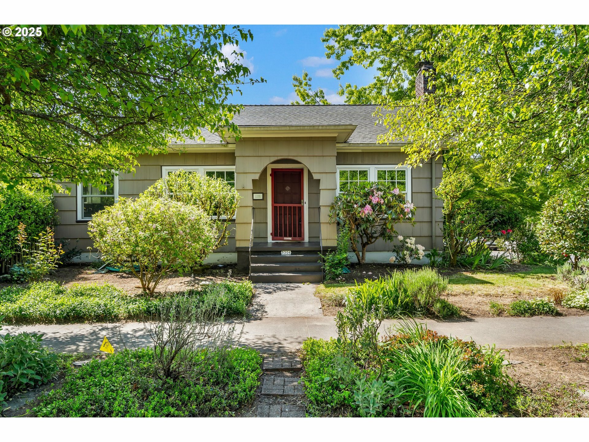 Property Photo: 3306 SE Tibbetts St OR 97202