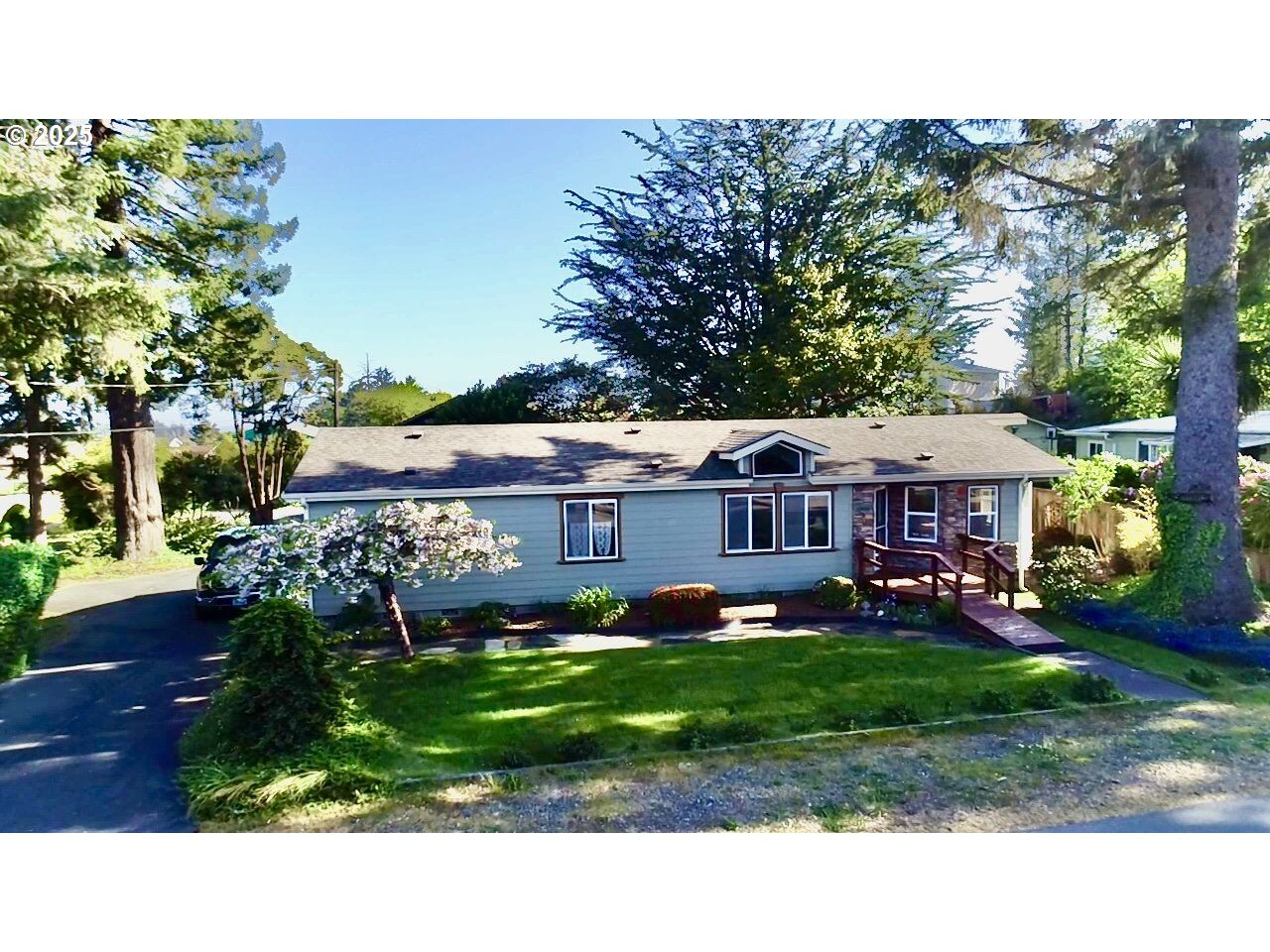 Property Photo: 1103 1/2 Fifield St OR 97415