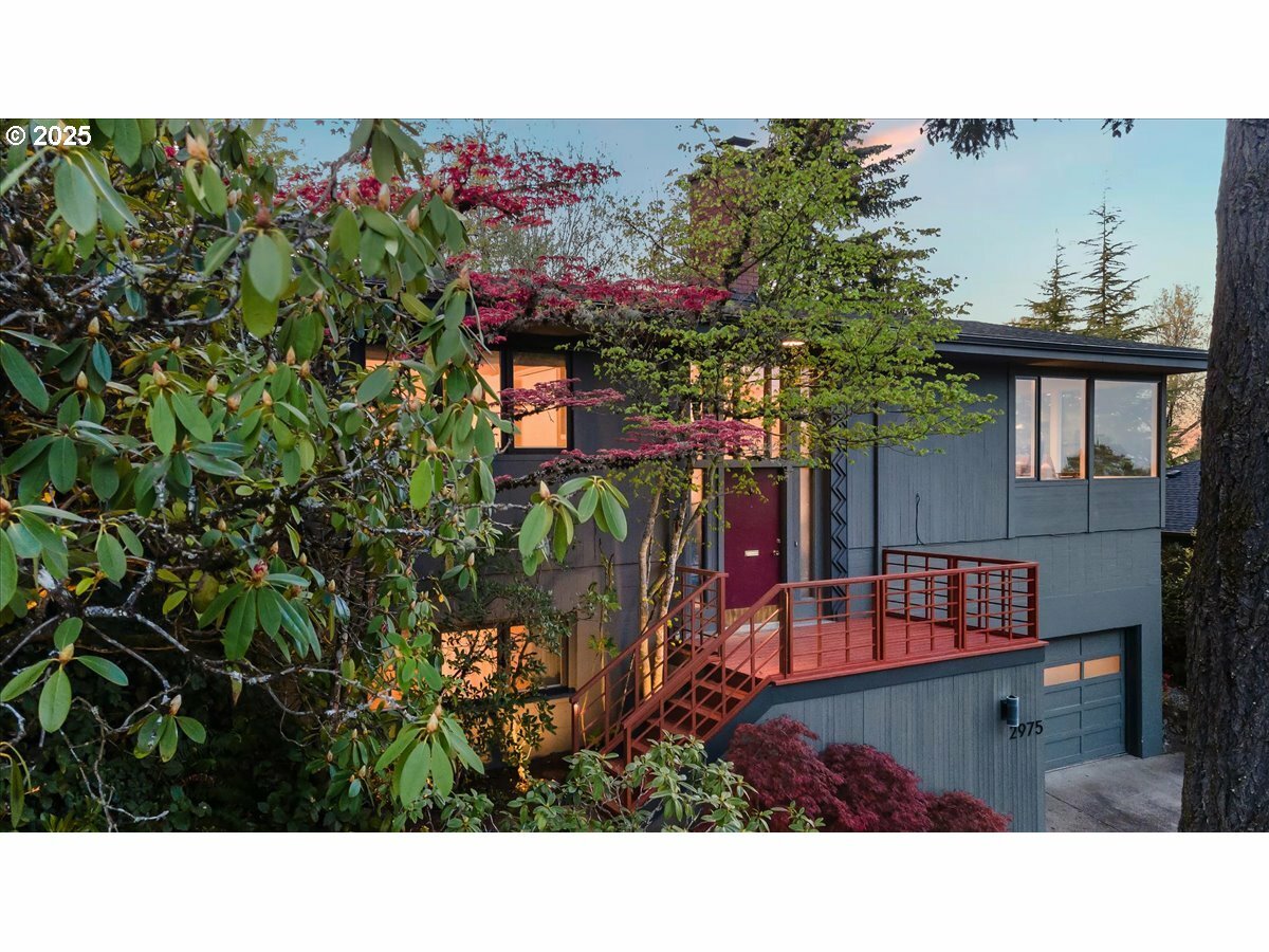 Property Photo: 2975 SW Canterbury Ln OR 97205